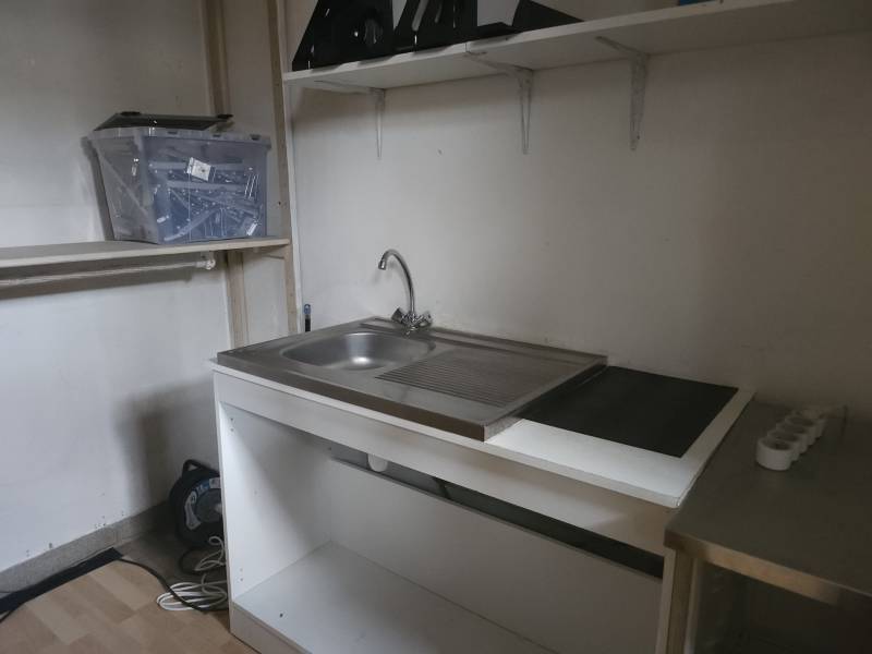 ADRIAN PARKER loue un local commercial quartier saint vincent