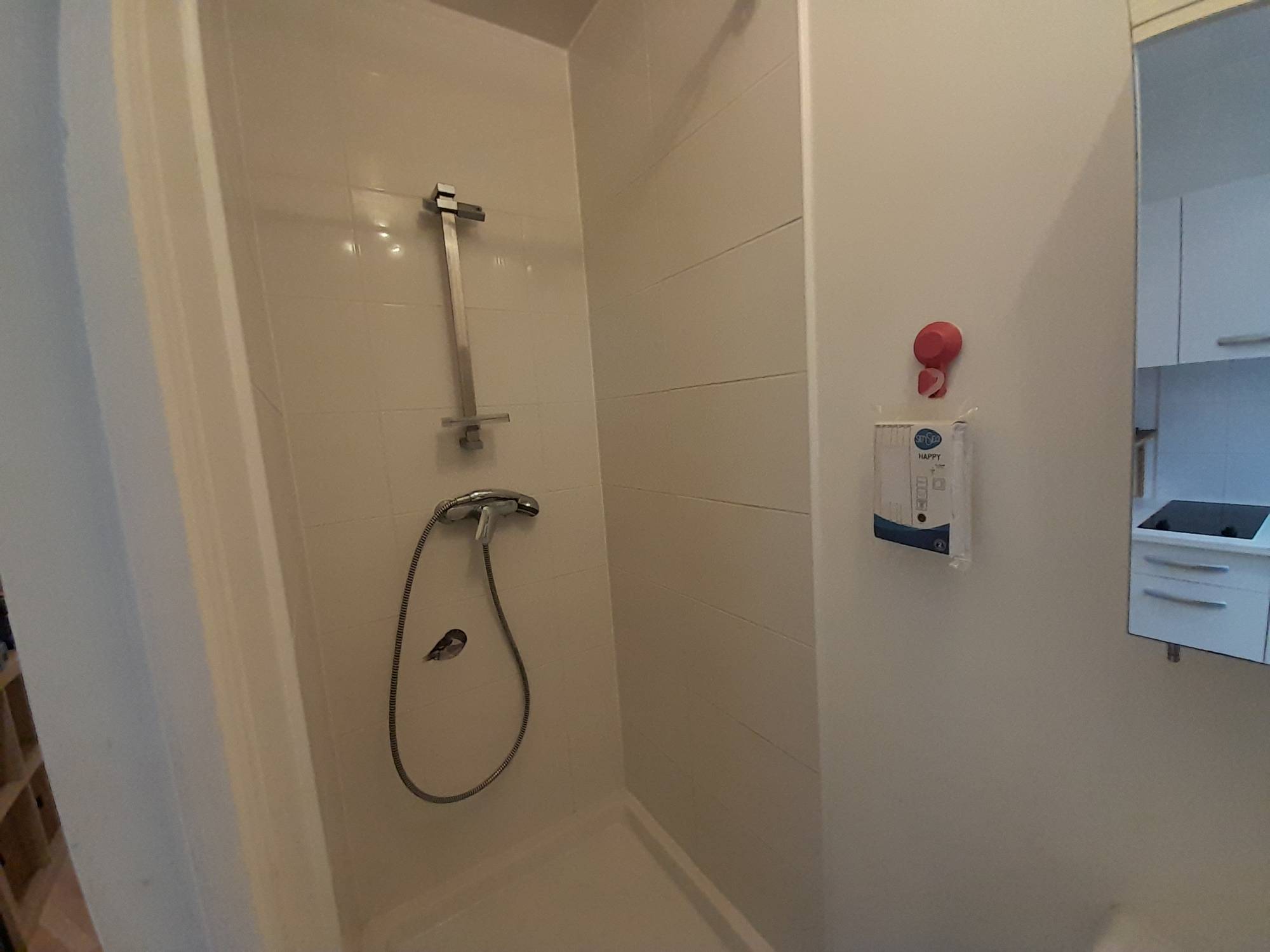 Adrian parker loue un appartement F1 meublé