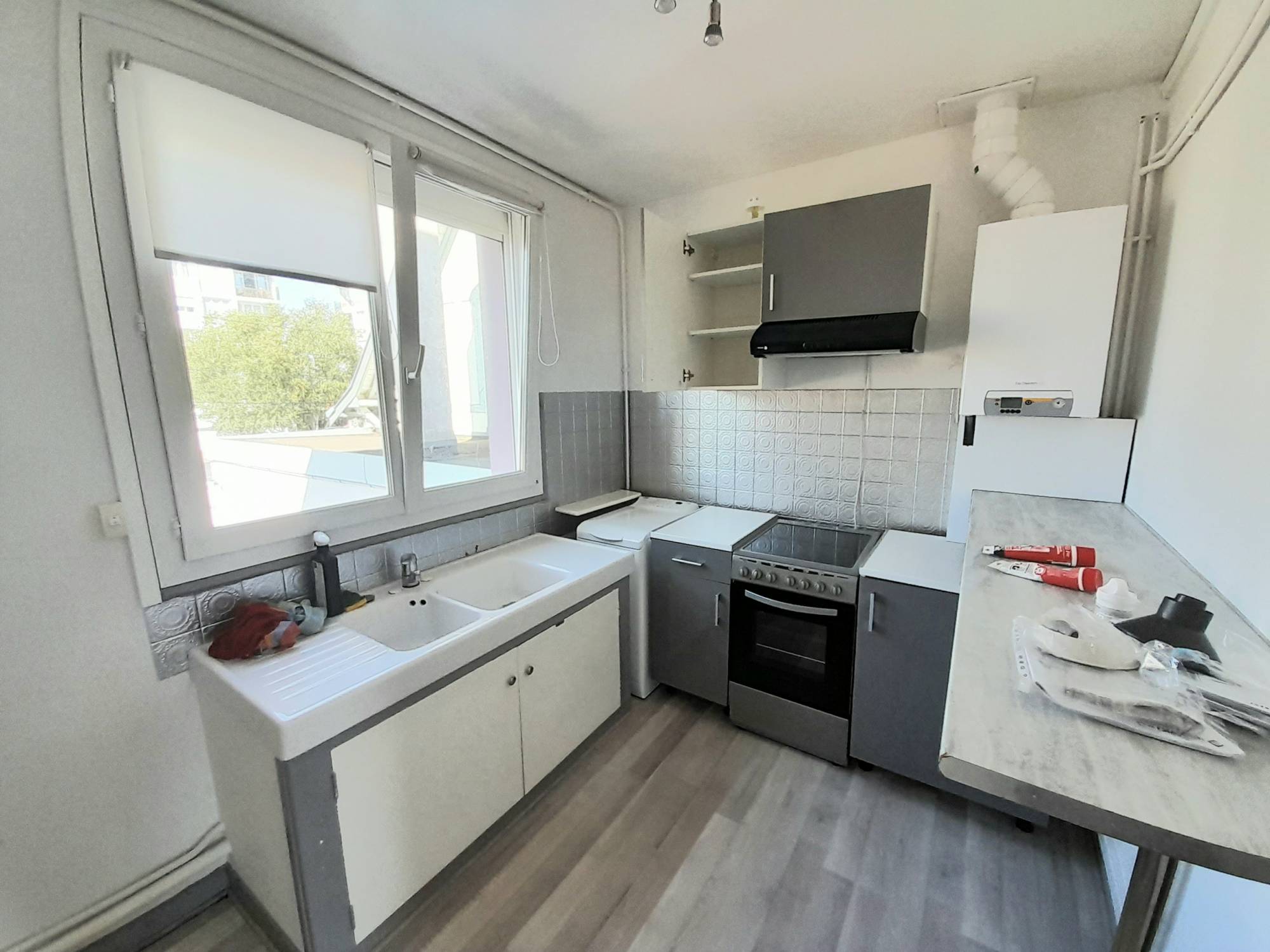 Cuisine lumineuse équipée aménagée