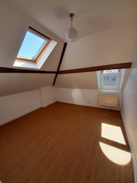 Adrian Parker loue un appartement au Havre