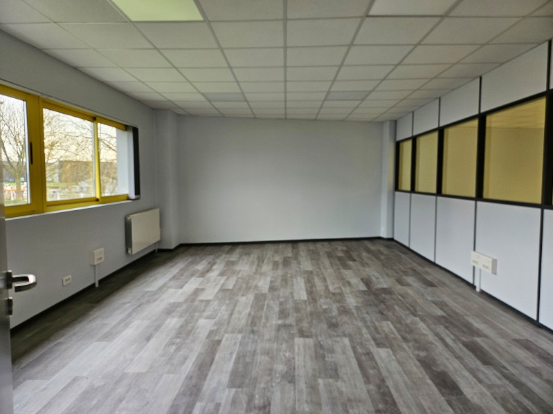 loue sur la zone de Gonfreville l'Orcher local d'activité avec bureaux