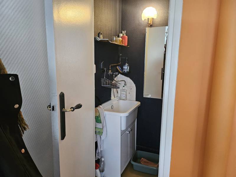 adrian parker loue un local commercial au HAVRE