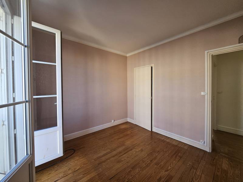 Adrian parker loue un appartement au havre