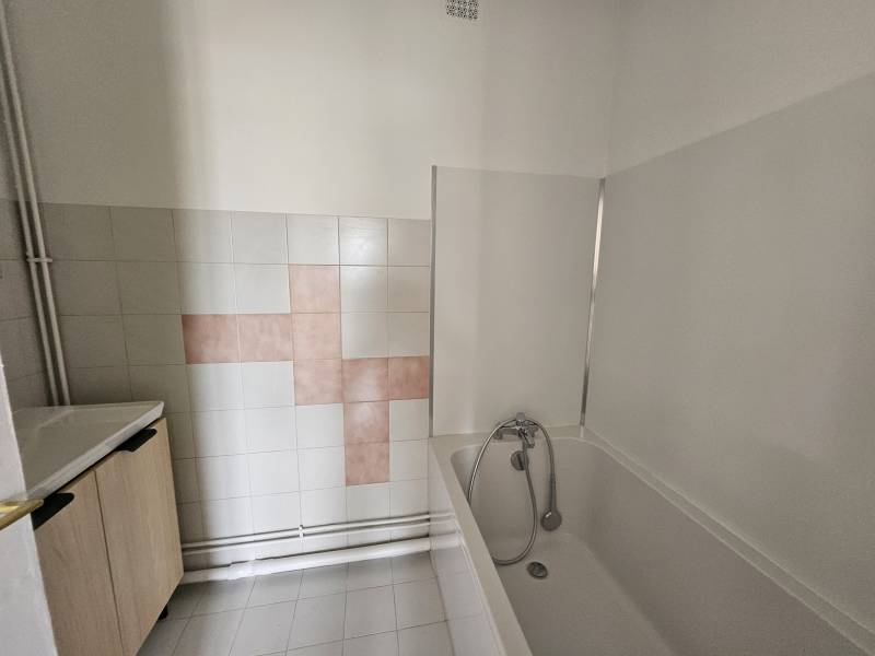 Adrian parker loue un bel appartement au Havre