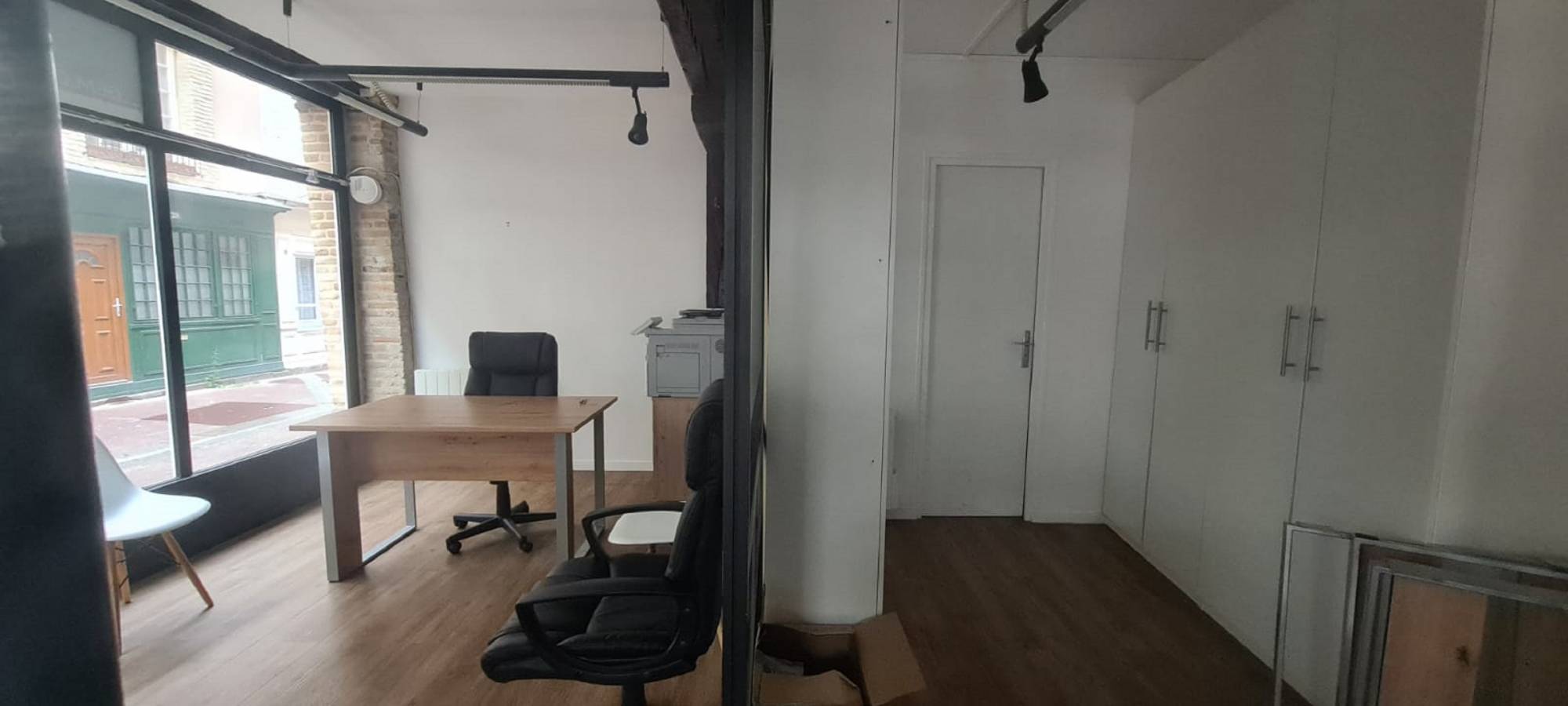 ADRIAN PARKER loue un local commercial à DIEPPE