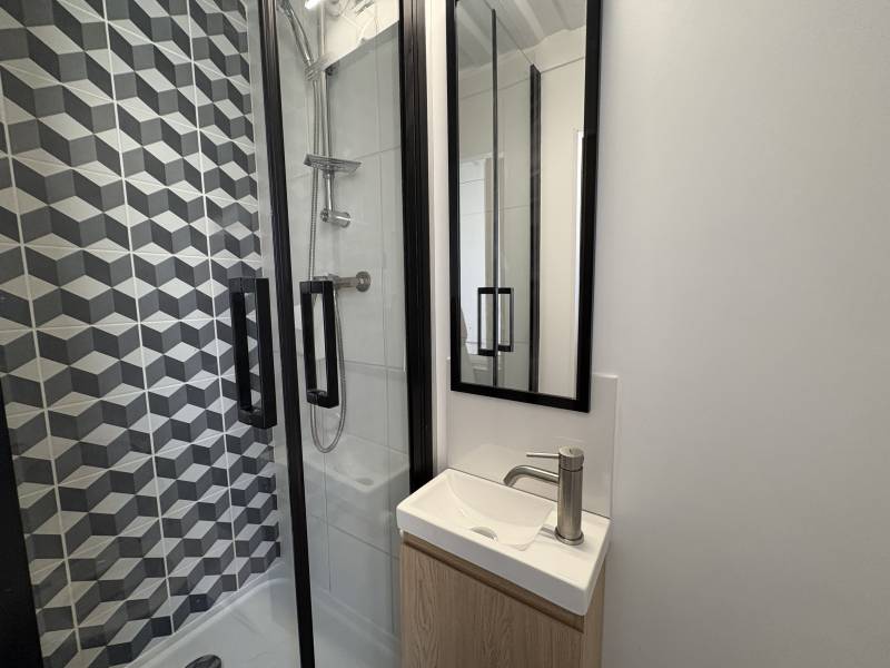 Adrian Parker location meublé