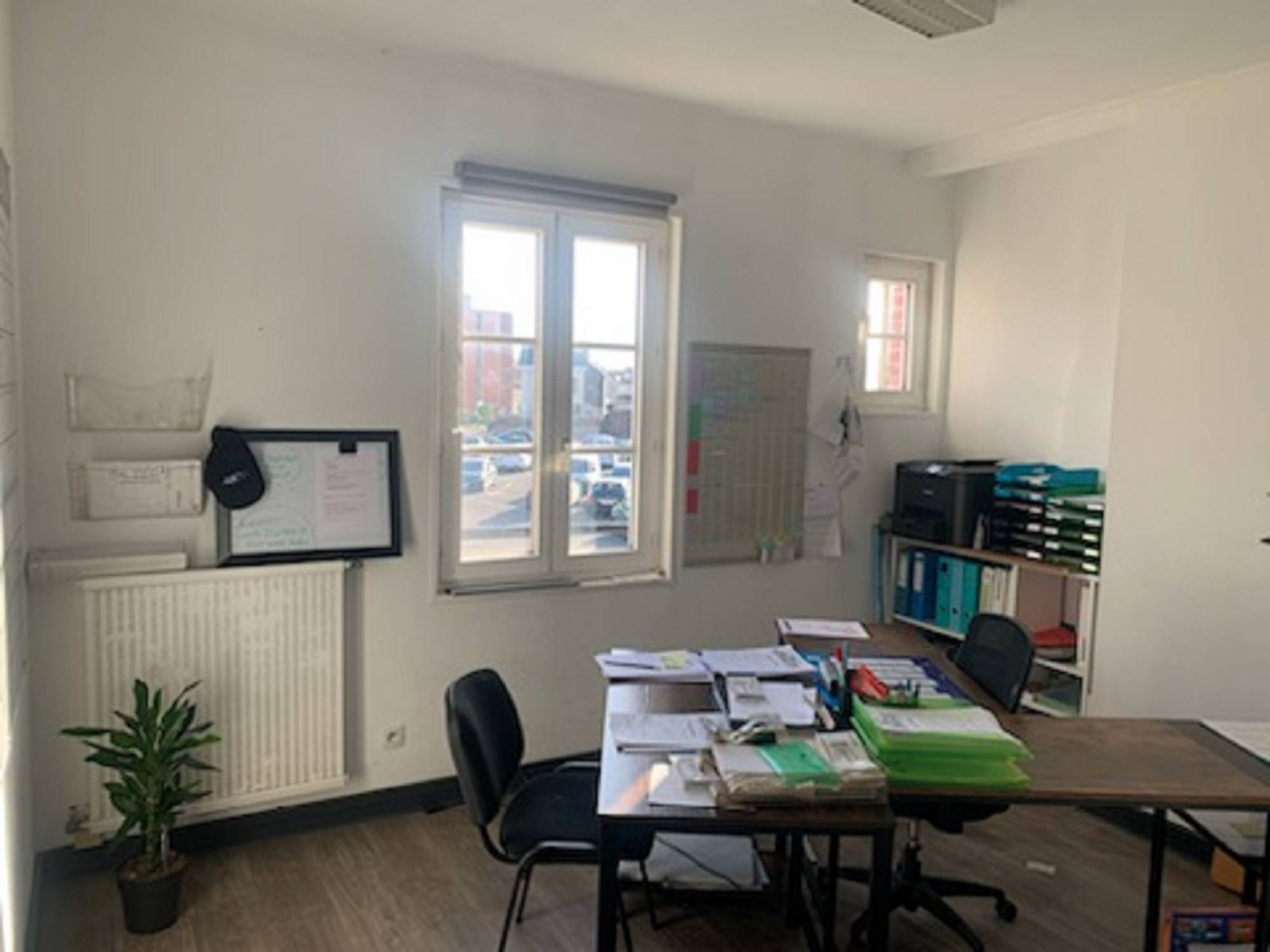 ADRIAN PARKER LOUE DES LOCAUX COMMERCIAUX