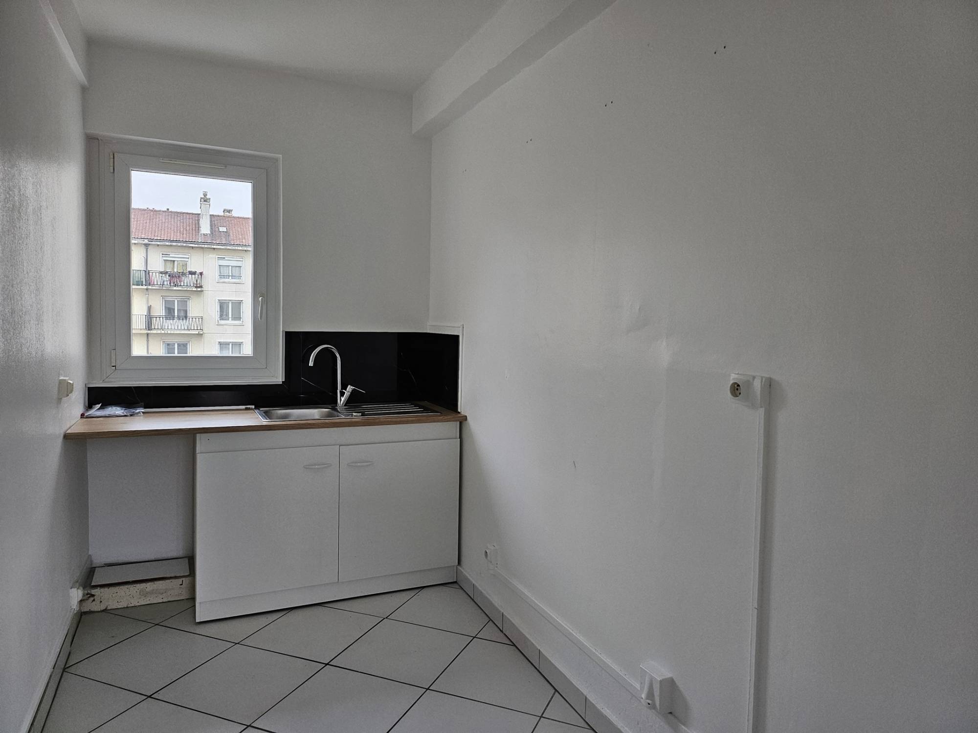 Adrian parker loue un F2 au havre