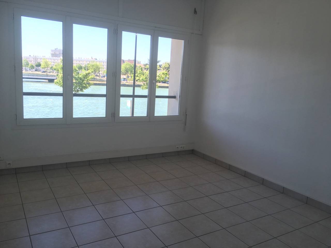 a louer appartement situé place du chillou