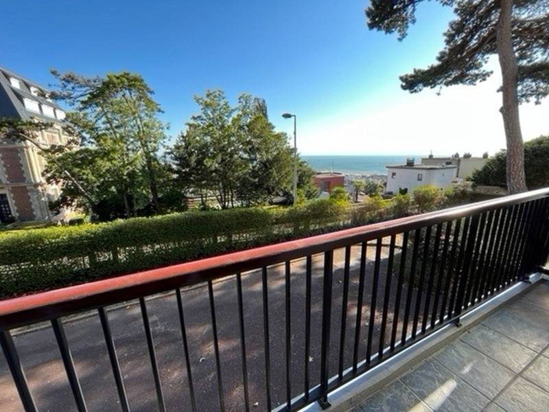 adrian parker loue un f3 meublé vue mer