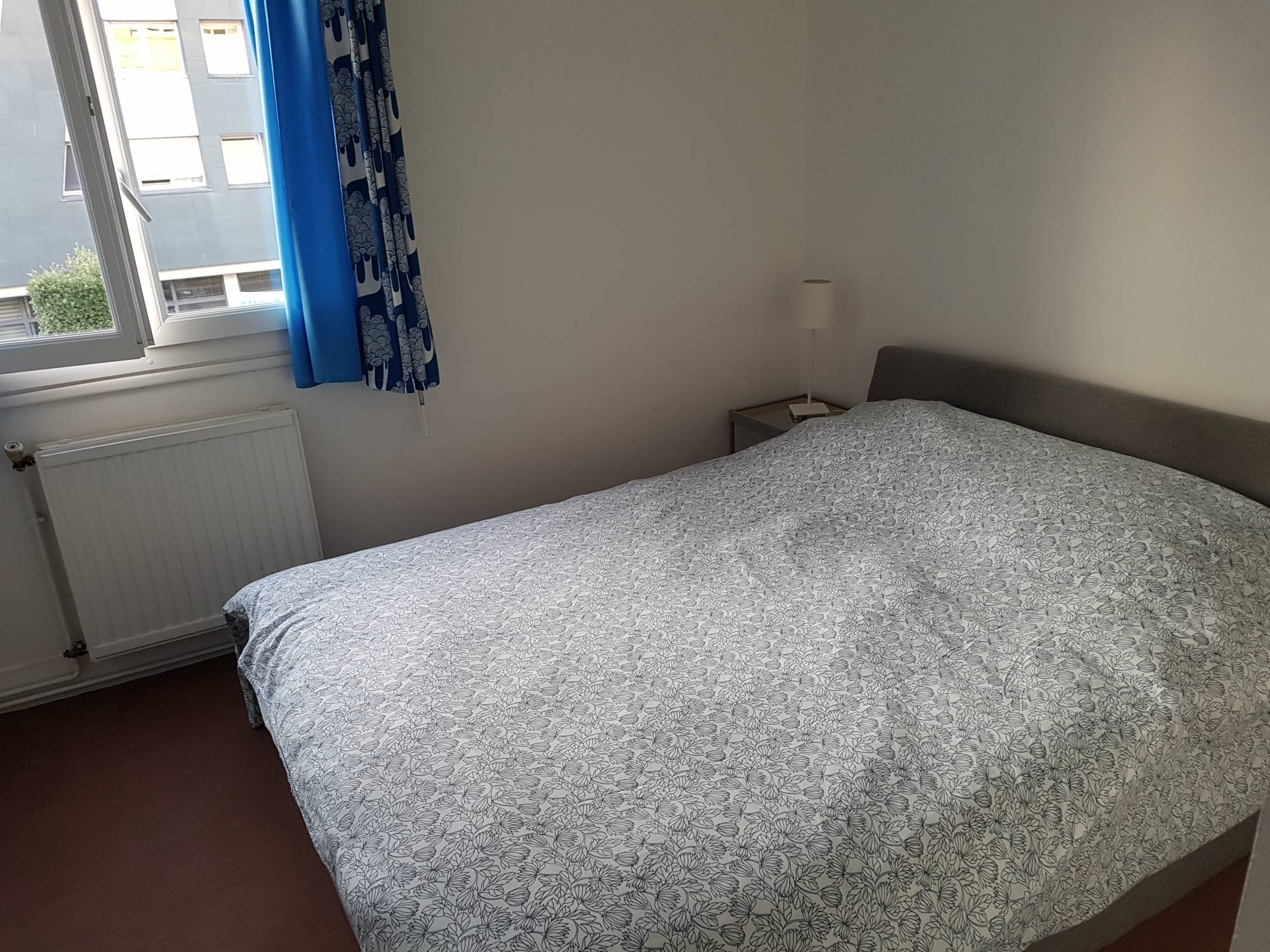 Trouver une location d'un bel F2 meublè avec Adrian Parker