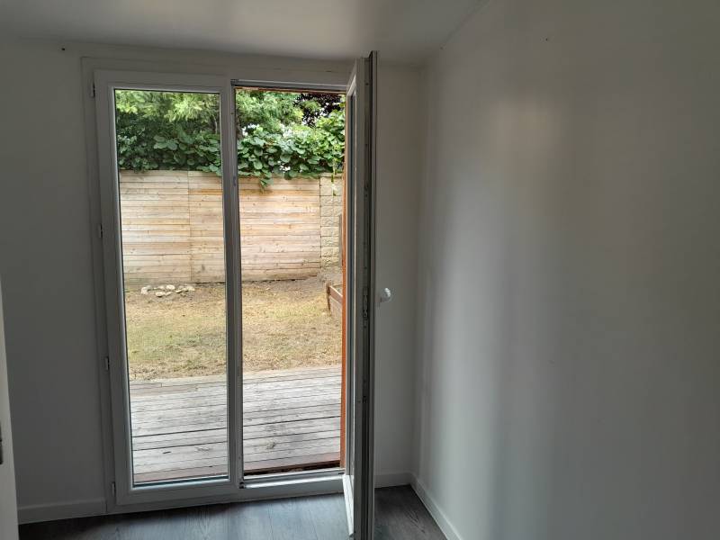 adrian parker loue un local au HAVRE