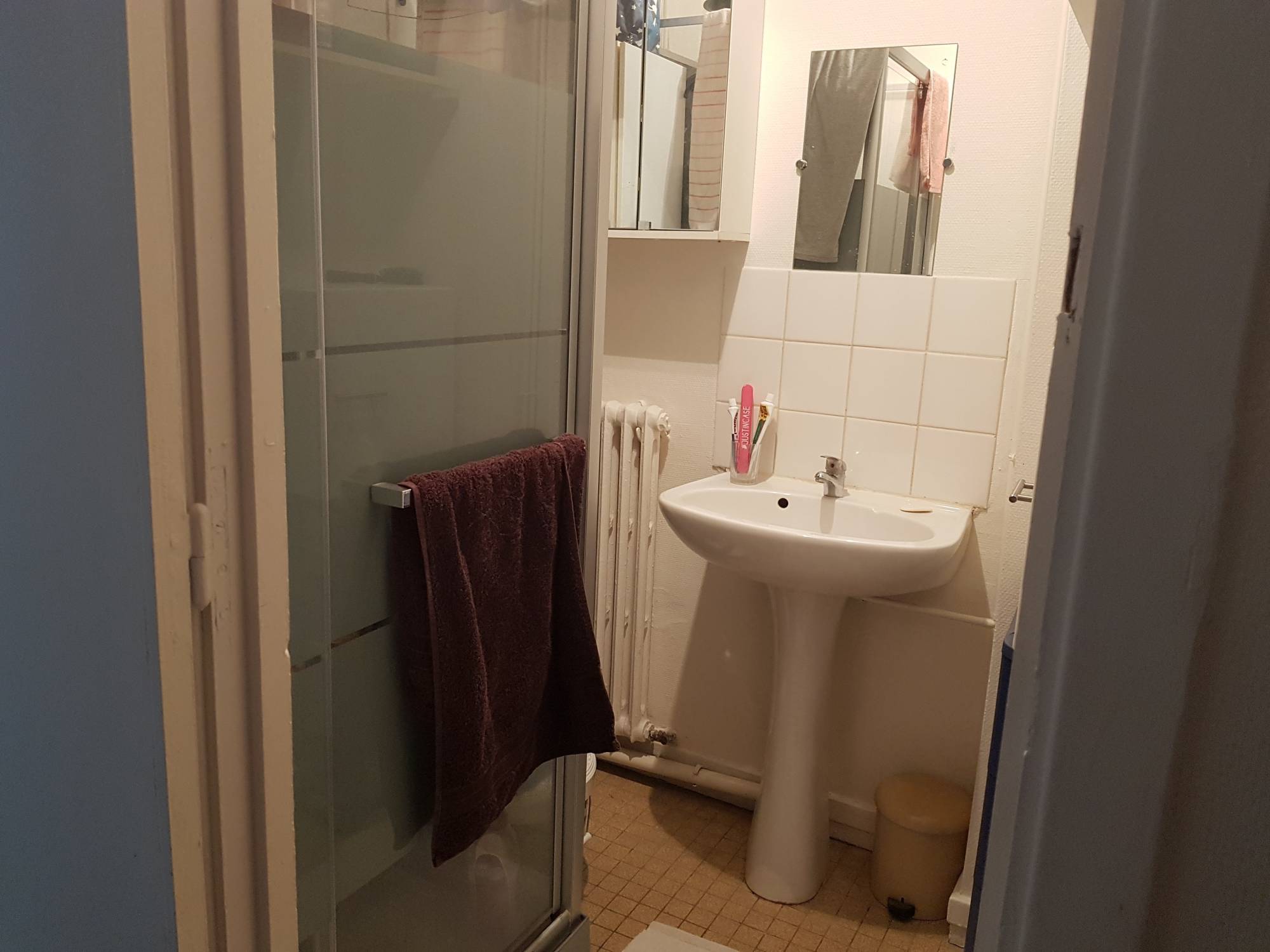 adrian parker loue un appartement au havre