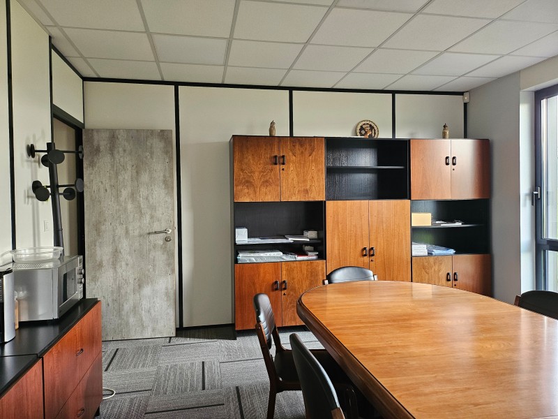 adrian parker loue des bureaux avec atelier