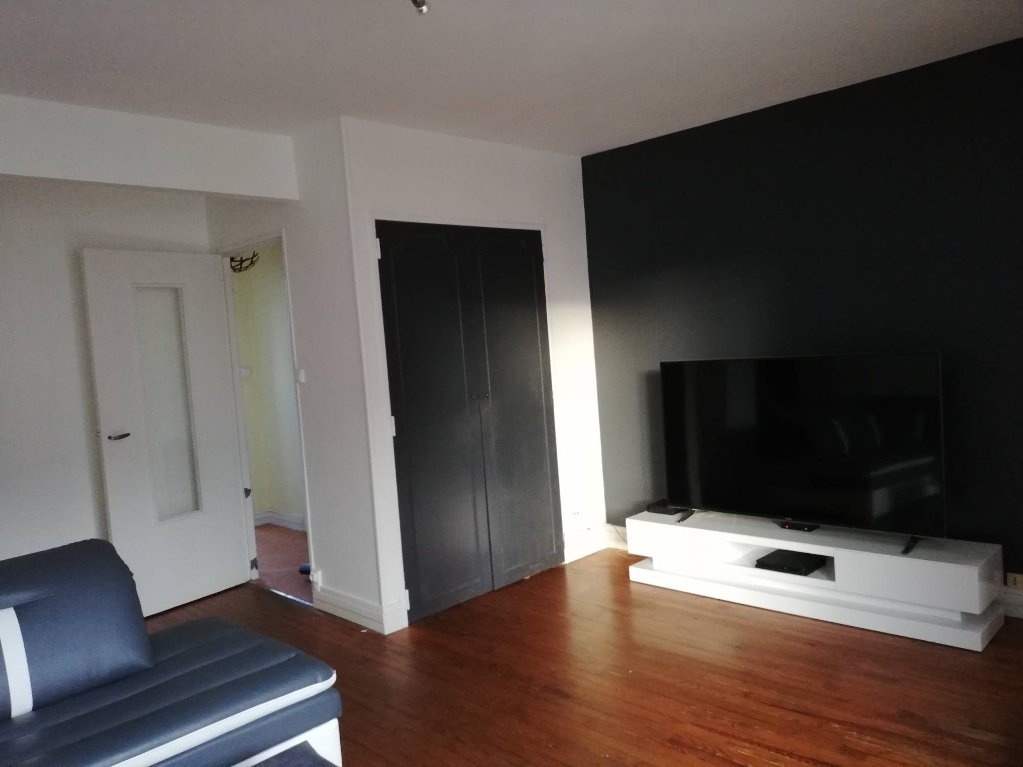 Adrian Parker loue F2 quartier Saint-François