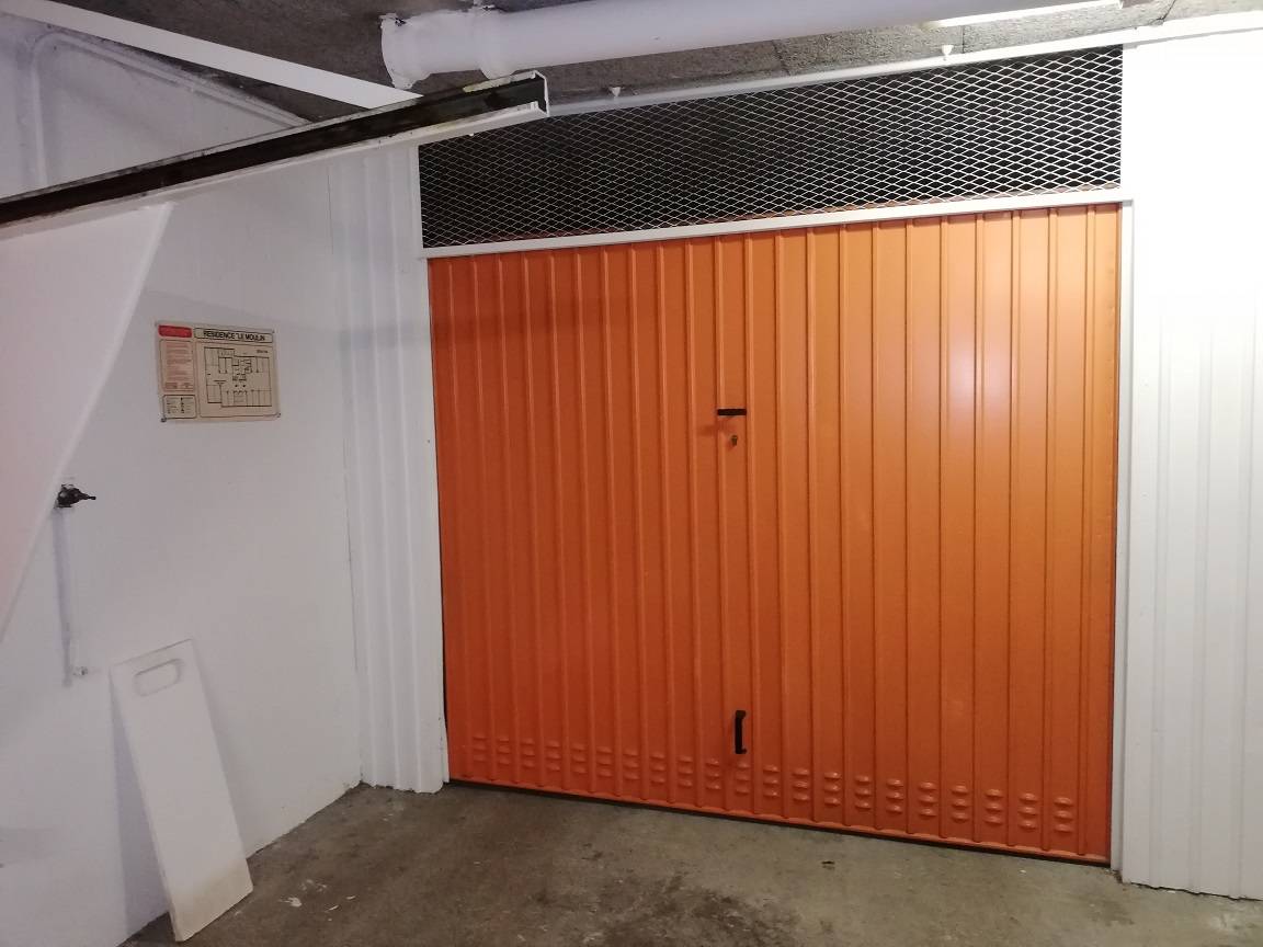 Trouver location de garage avec l'agence Adrian Parker