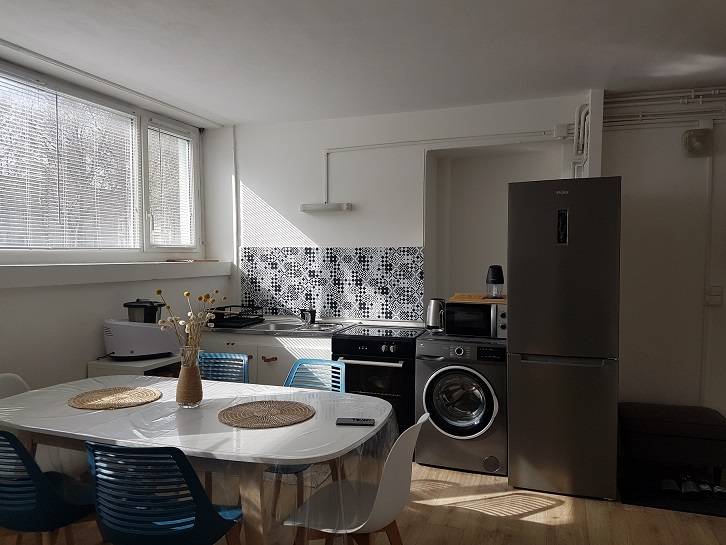 Trouver F3 place du Chilou en location avec Agence Adrian Parker