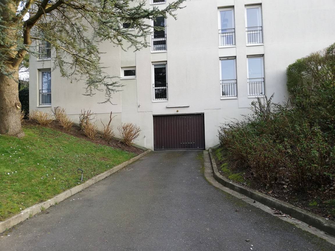 Trouver location de garage avec l'agence Adrian Parker