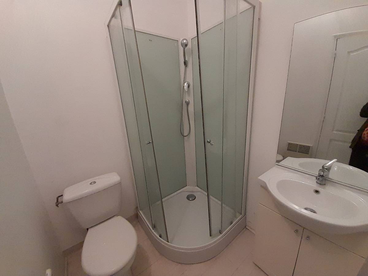 salle de douche avec wc