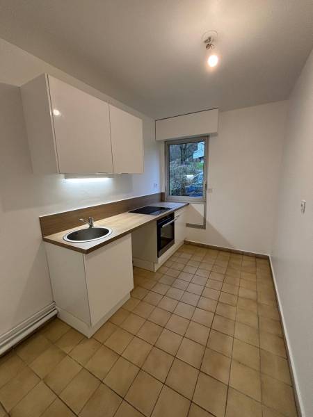 Adrian Parker loue un appartement F3 