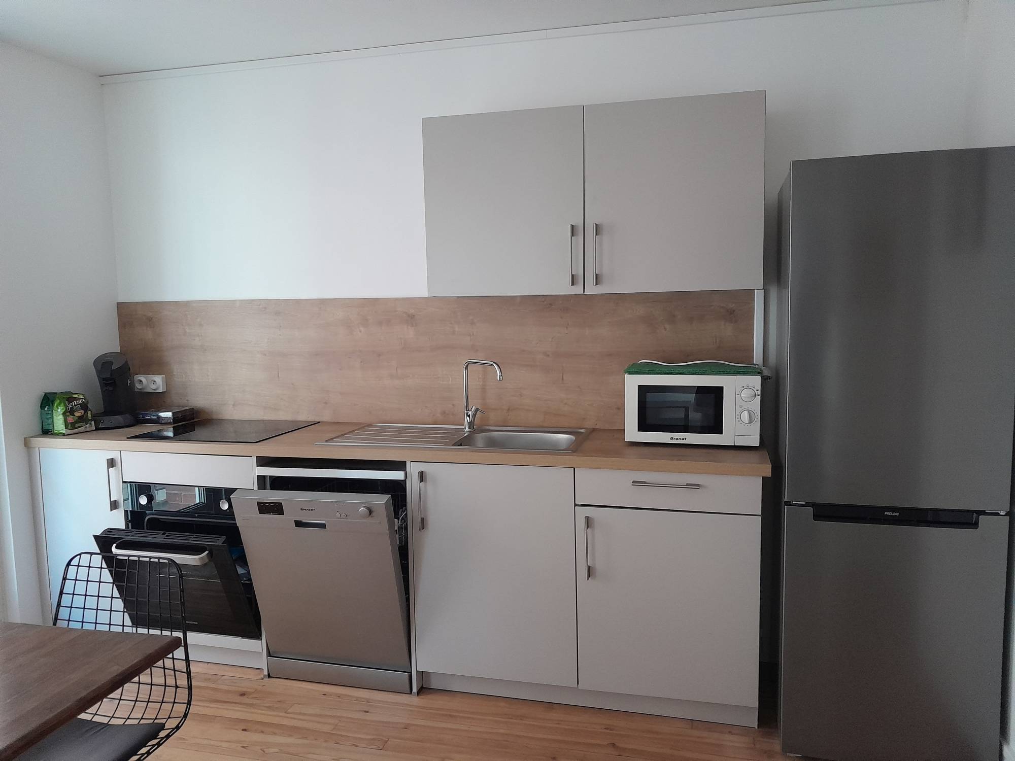 Adrian parker loue F2 meublé Saint-François avec balcon