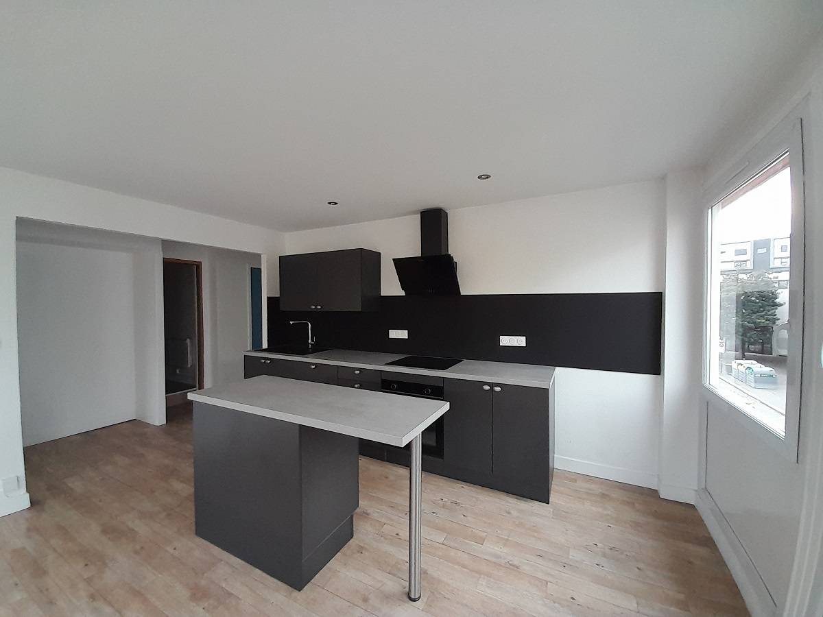 Trouver F3 à la location proche Coty avec Agence Adrian Parker