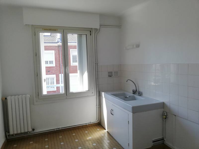 Adrian Parker loue un appartement F2.