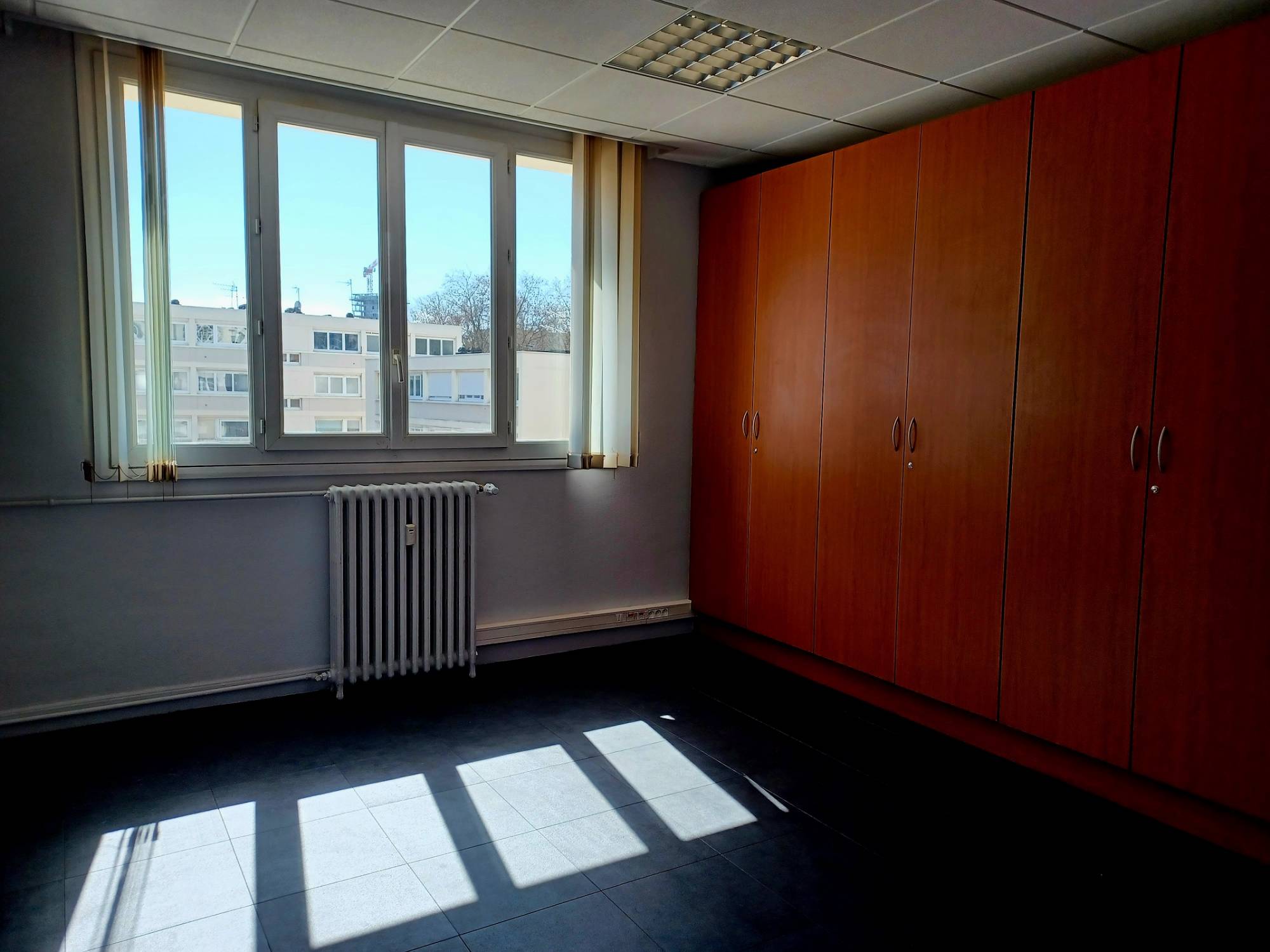 ADRIAN PARKER LOUE DES BUREAUX AU HAVRE