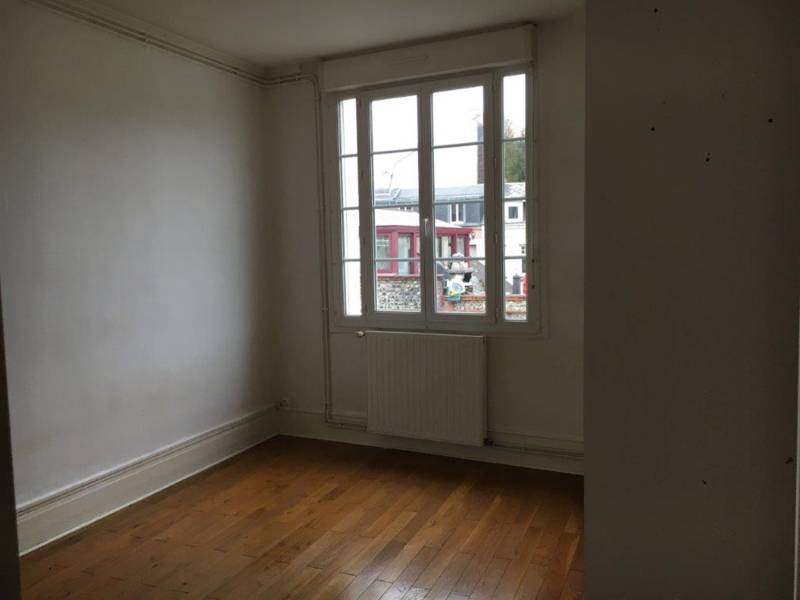 ADRIAN PARKER loue un appart à HARFLEUR