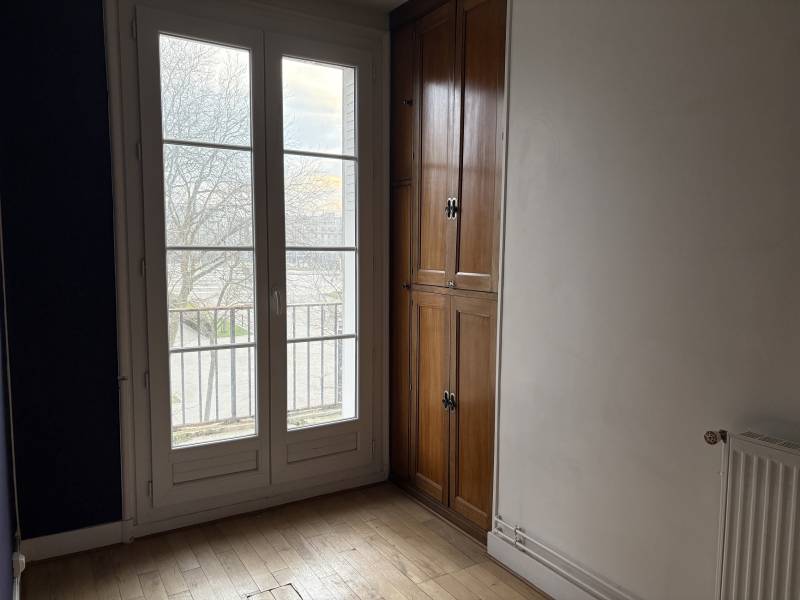 Adrian Parker loue un appartement F4 en centre ville 