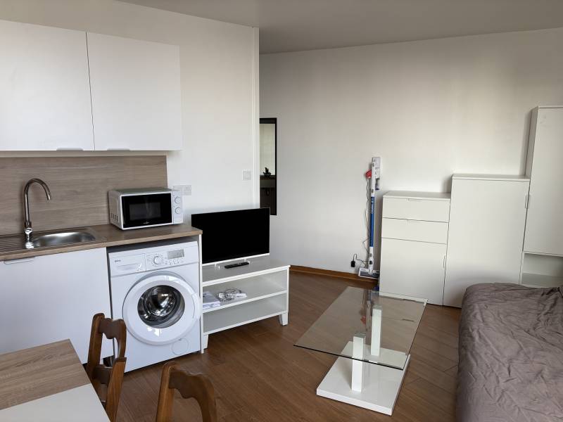 Location d’un studio à la Résidence de France, Adrian Parker.