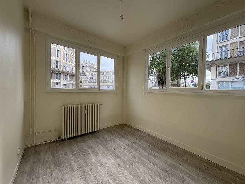 Adrian Parker loue un appartement duplex