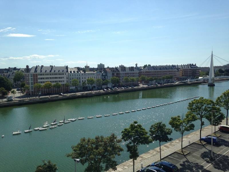 Adrian Parker loue un appartement F1 au Havre