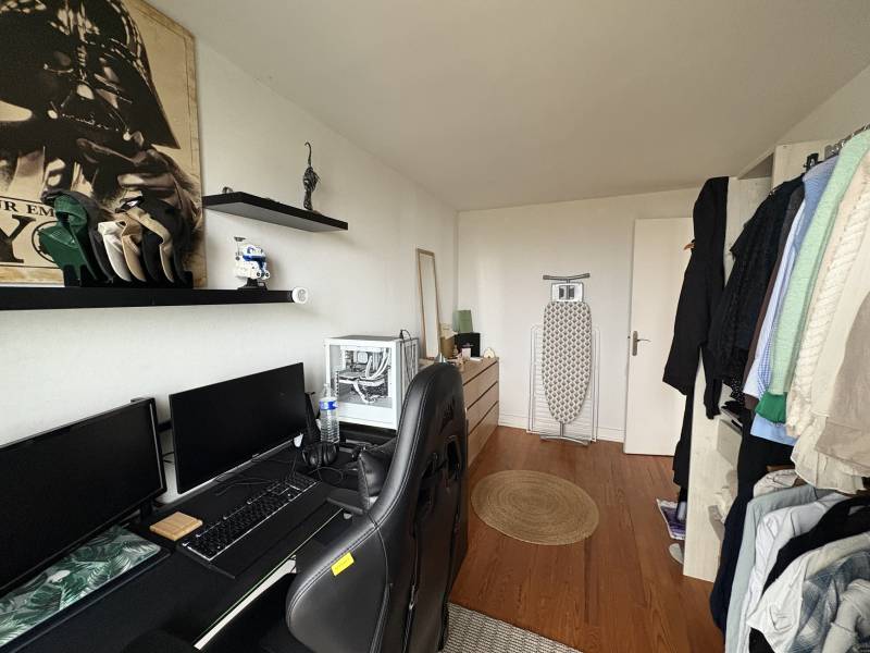 Adrian Parker loue un F3 secteur notre dame