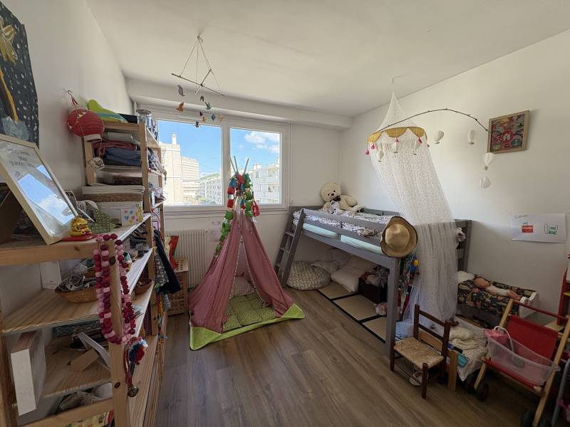 Adrian Parker loue un F3 port de plaisance