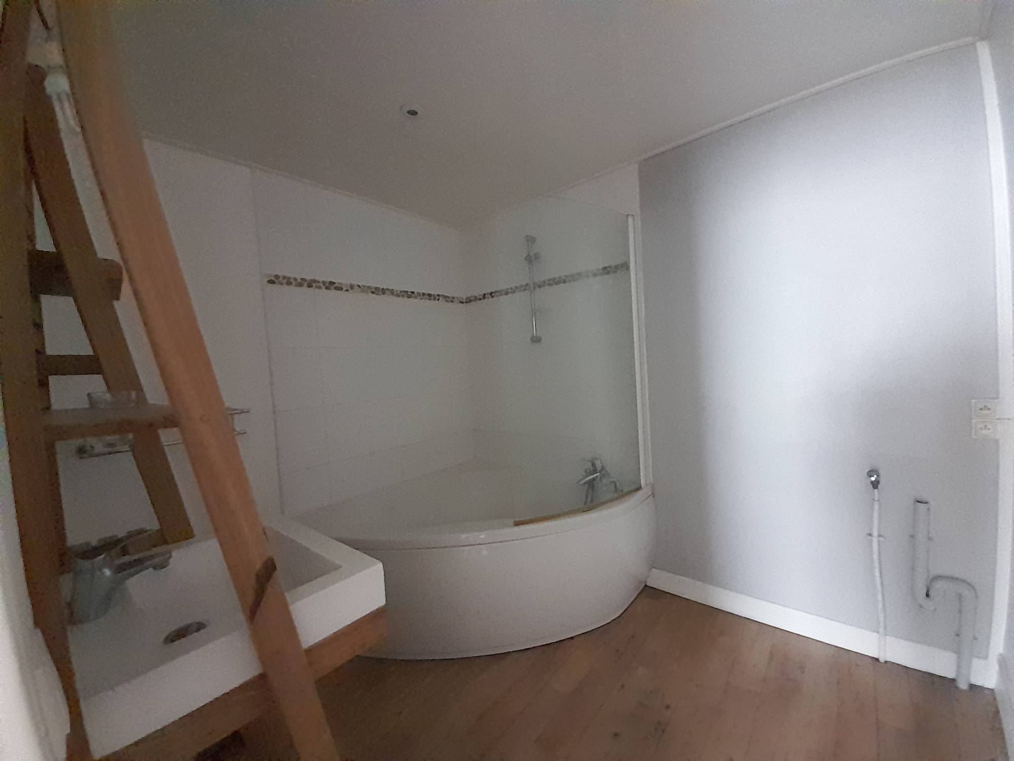 Trouver F3 à la location proche Coty avec Agence Adrian Parker