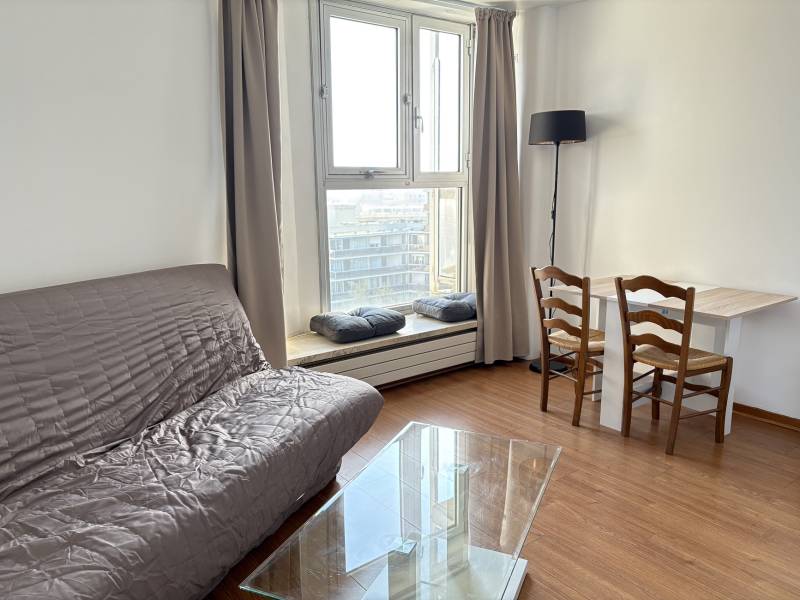 Studio à louer chez Adrian Parker, résidence de France.