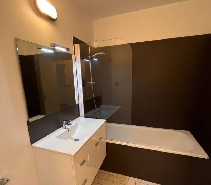 Adrian Parker loue un appartement F3 à Sainte Adresse