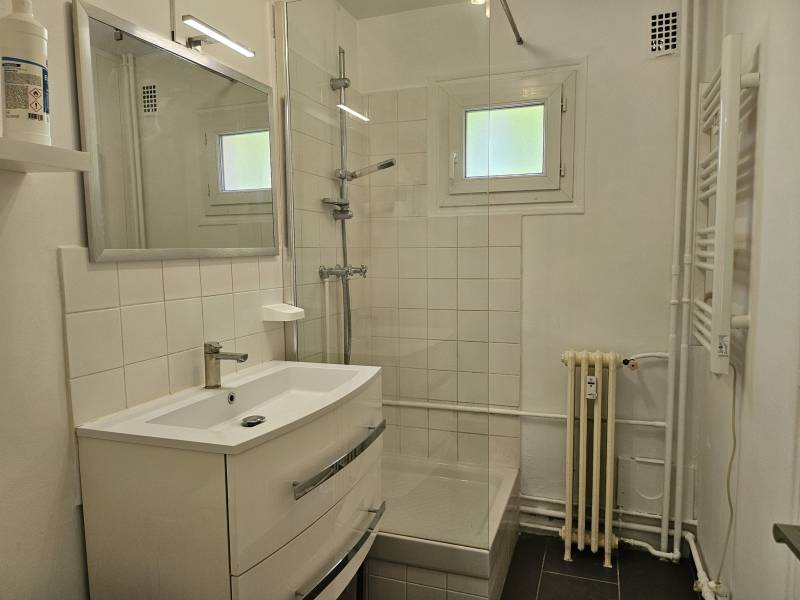 Adrian Parker loue appartement F2