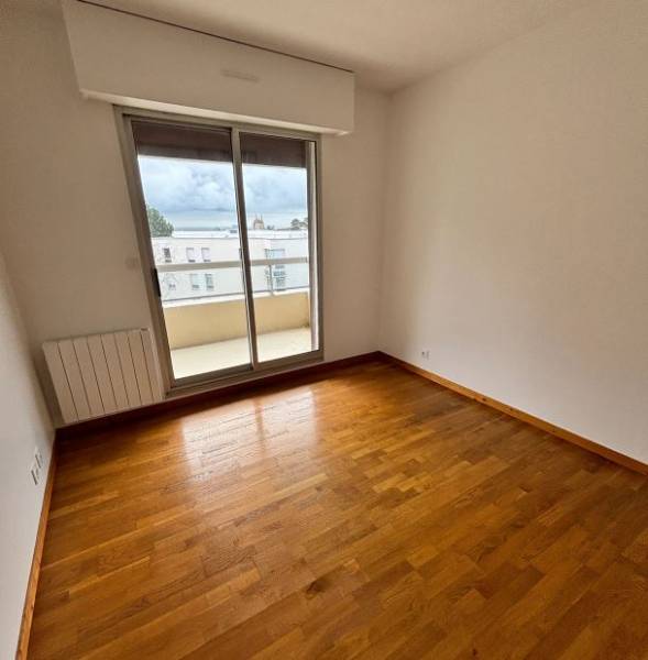 F4 appartement et balcon lumineux