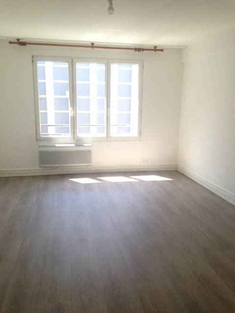 Trouver une location F1 avec agence Adrian Parker