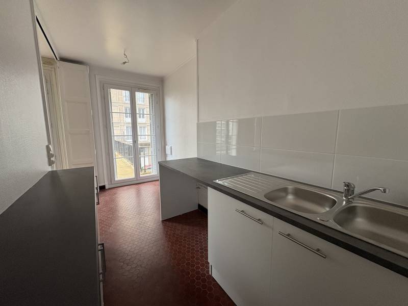 Adrian Parker loue un appartement