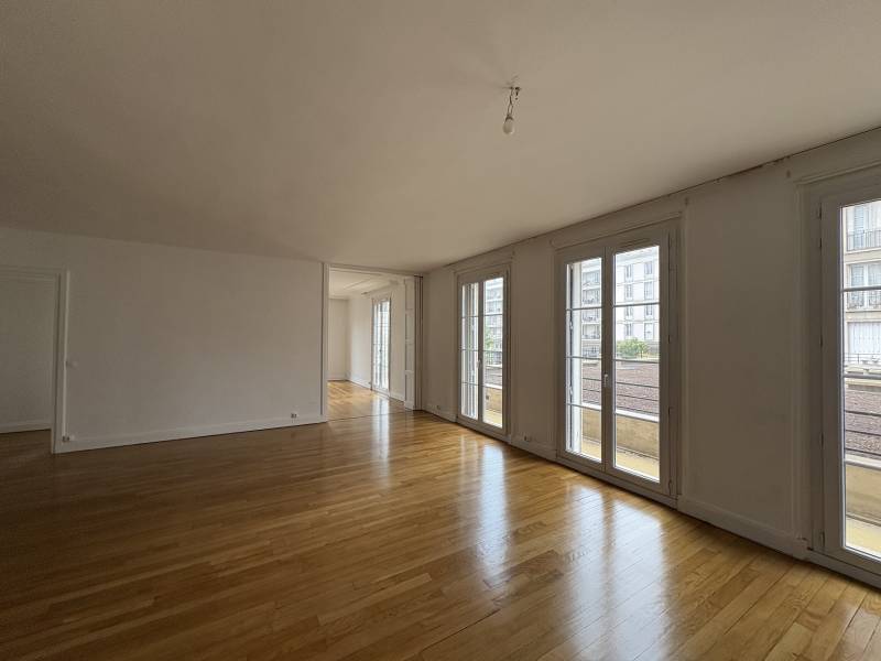 Adrian Parker loue un appartement