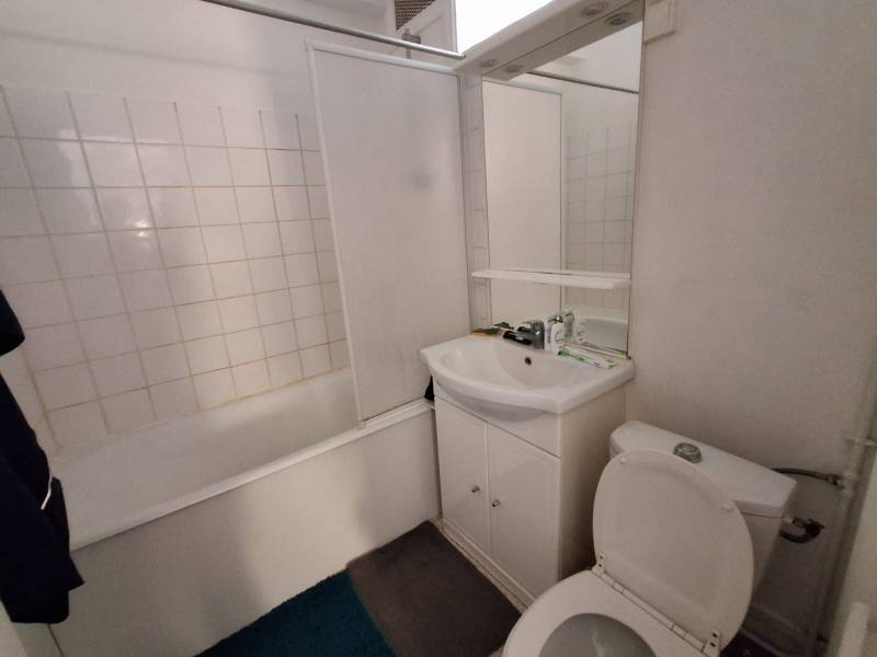 Adrian Parker loue un appartement