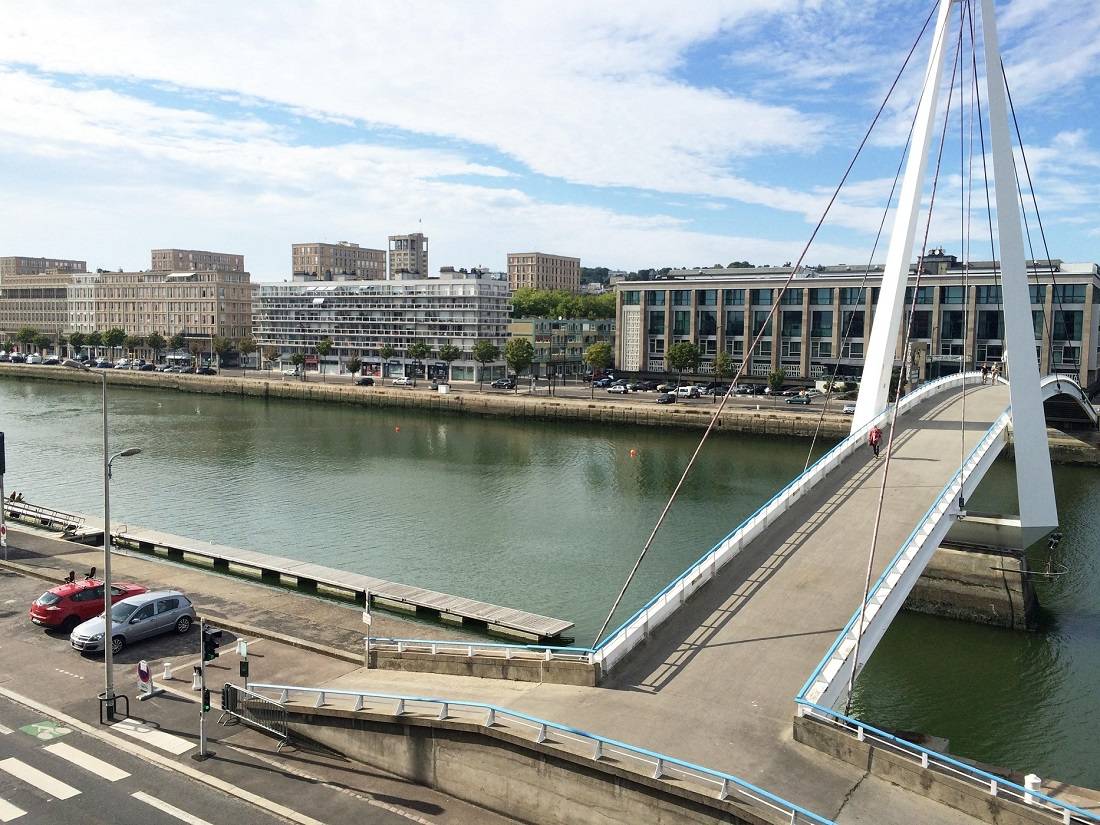 Adrian Parker loue F2 quartier Saint-François