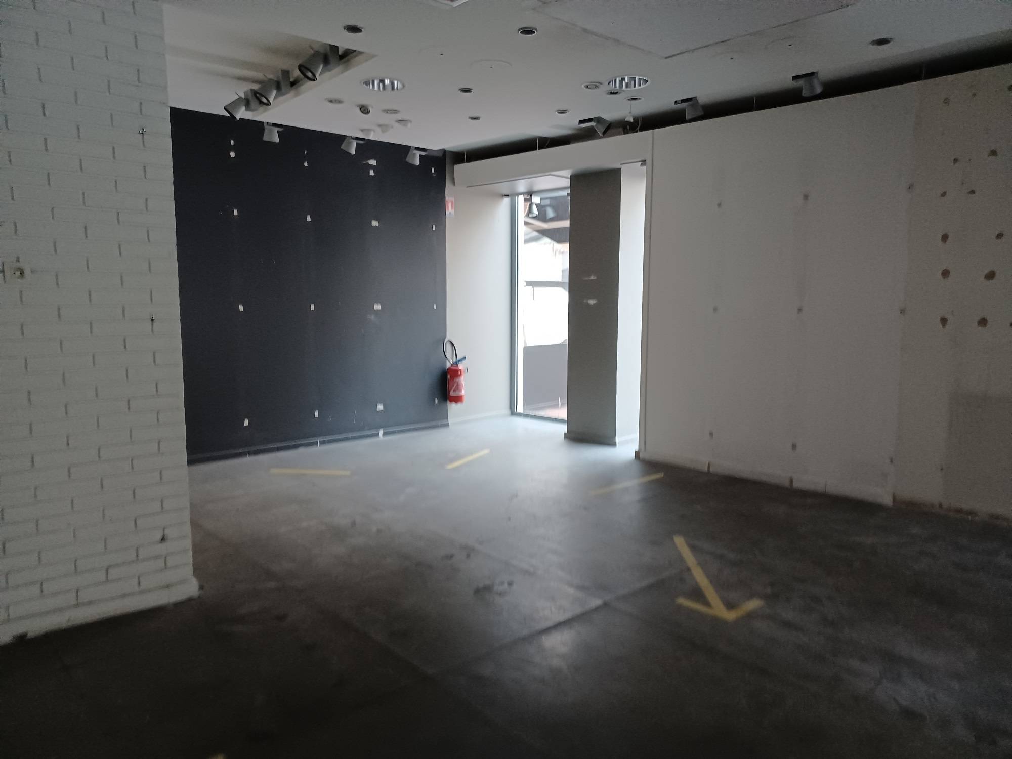 adrian parker propose un local commercial à louer