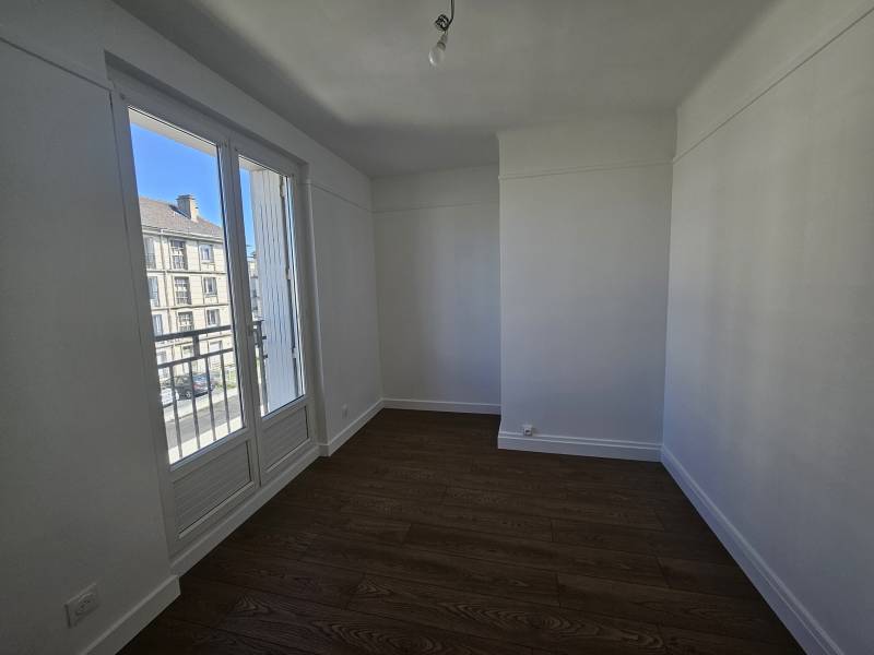 adrian parker loue un F4