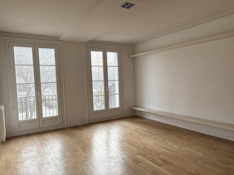 Adrian Parker loue un F4