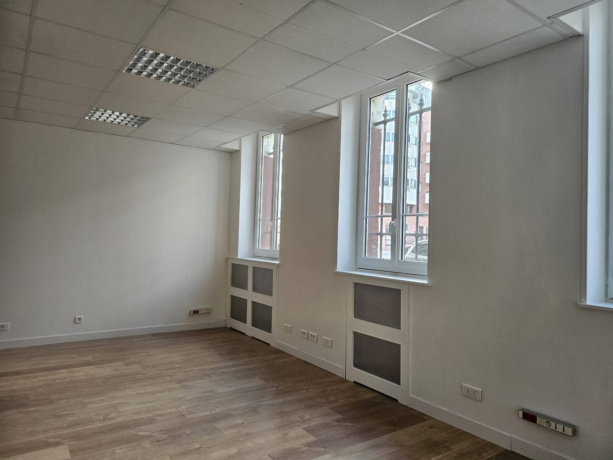 ADRIAN PARKER loue un bureau au HAVRE