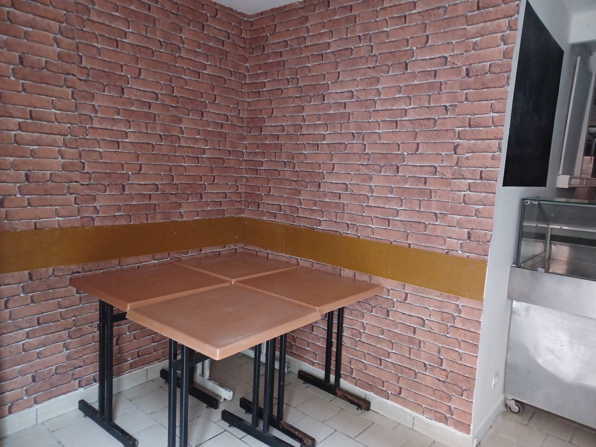 Adrian Parker loue un local commercial au havre